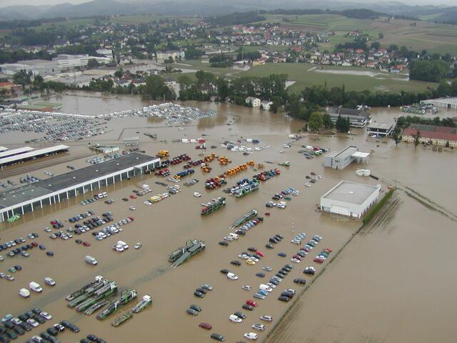 Versiegelter Boden kann überschüssige Wassermengen nicht aufsaugen. Deswegen fordert der WWF zur Eindämmung des Hochwasserrisikos mehr Bodenschutz.