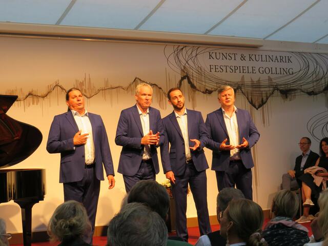 Schwungvoll, humoristisch, niveauvoll: cantoSonor verstand es, das Publikum mit Evergreens zu begeistern.