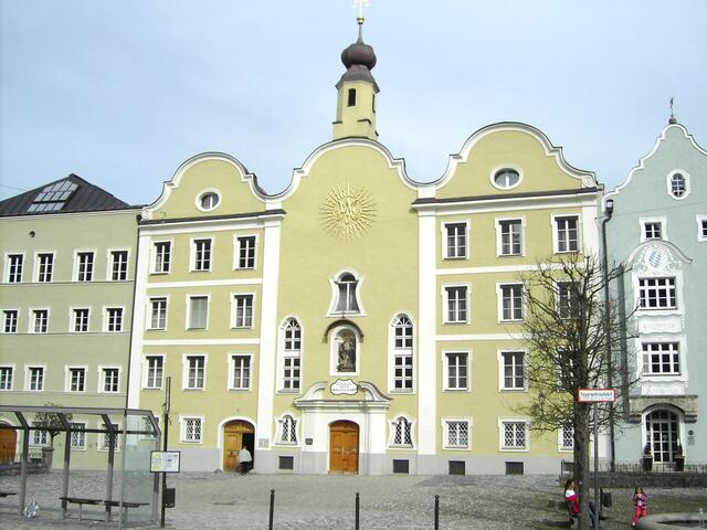 Gedreht wird vor der Maria-Ward-Realschule am Stadtplatz Burghausen.