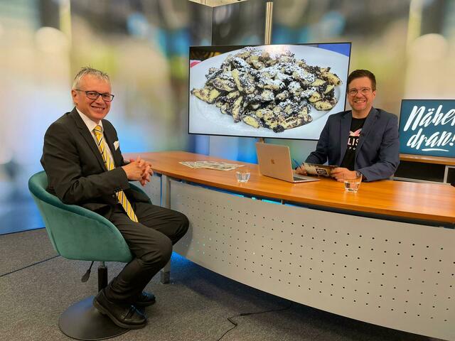 Restauranttester August Teufl ist zu Gast im neuen "Näher dran!" Studio bei BEZIRKSBLÄTTER Chefredakteur Christian Trinkl. | Foto: BBNÖ/Mariella Datzreiter