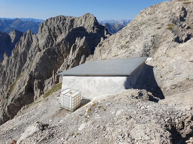 Unter heute kaum vorstellbaren Bedingungen hatte Bergpionier Ignaz Linder seine Hütte 1883/1884 in die Felsen unterhalb des Spitzkofels gebaut.