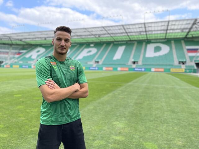 Am "heiligen Rasen" im Allianz Stadion in Hütteldorf. Ercan Kara zeigt auch beim Fotoshooting seine Unbekümmertheit.  | Foto: Michael J. Payer