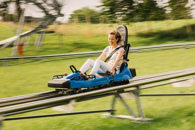 Auf Schiene – das ist man im Bezirk Voitsberg auf der Sommerrodlbahn "Steirarodl" in Modriach.