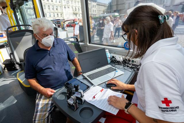 Hubert Winklhofer kurz vor der Impfung im Impfbus | Foto: Land Salzburg/Neumayr/Hofer 