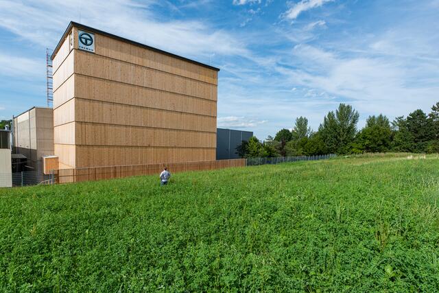 Das metallose Hochspannungsprüffeld in Holzbauweise ermöglicht die Prüfung der Drosselspulen ohne Störeinflüsse von außen.