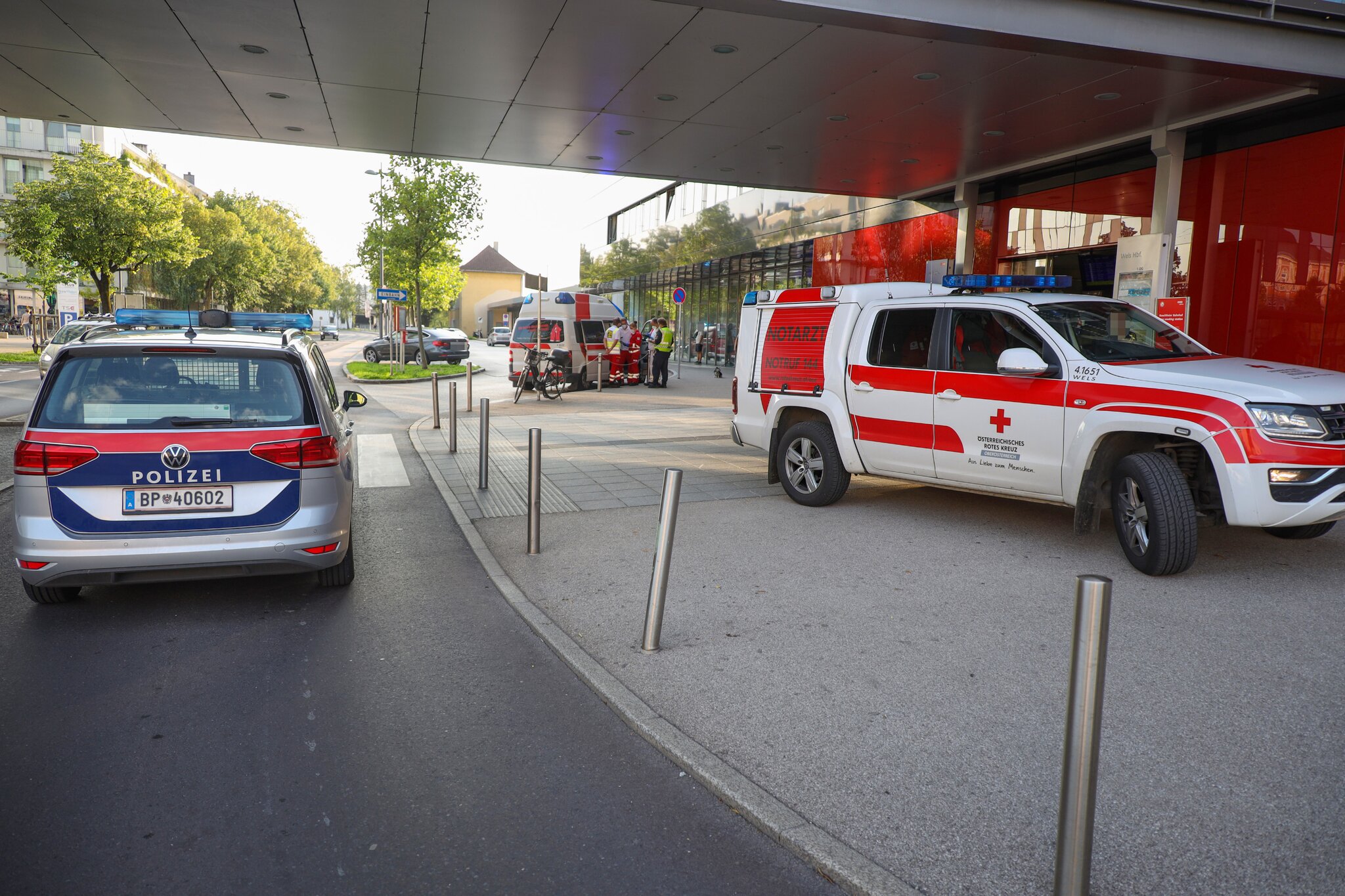 Am Welser Bahnhof Mann stürzt von Bahnsteig neben Zug Wels & Wels Land
