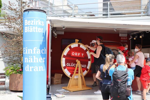 Bevor es hoch hinaus ging konnten die BesucherInnen noch beim Glücksrad ein "Goodie" gewinnen. | Foto: Othmar Kolp