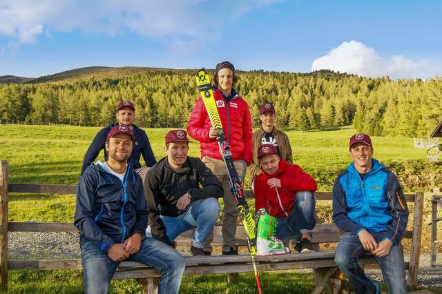 ÖSV-Slalomstar Adrian Pertl aus Ebene Reichenau mit dem Fanclub-Vorstand. Gemeinsam freut man sich auf die "Silber-Feier", die am 31. Juli vor dem Nockstadl in Ebene Reichenau stattfinden wird.