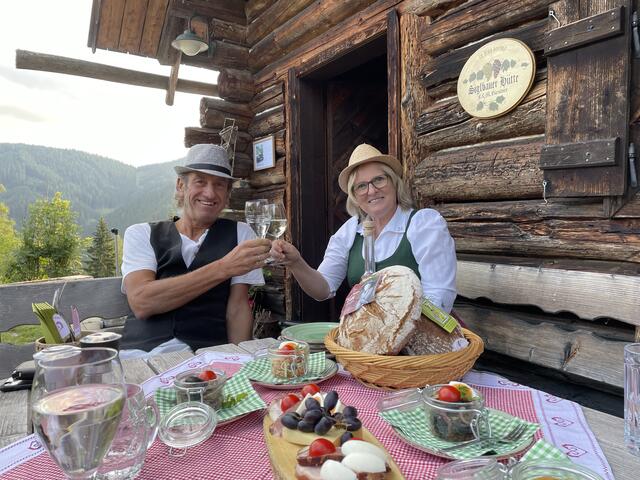 Bründlweg-Obmann Karl Wenzel mit Andrea Fürstner, der neuen Siglbauer-Wirtin beim Jausnen an der neuen Bründlwegstation.