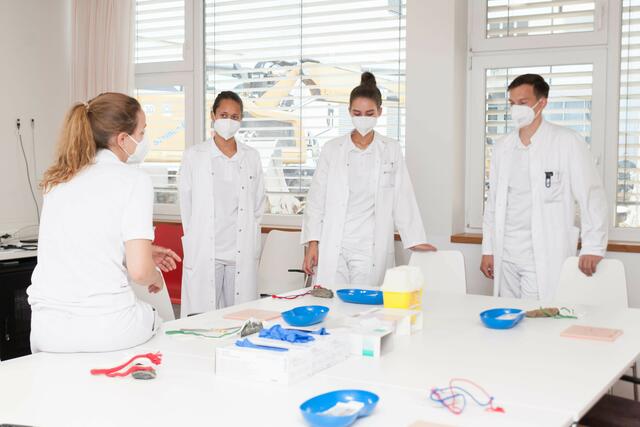Bei der Summer School bildete das Krankenhaus der Barmherzigen Brüder zwei Tage lang angehende Ärzte aus. | Foto: Heike Fuchs 