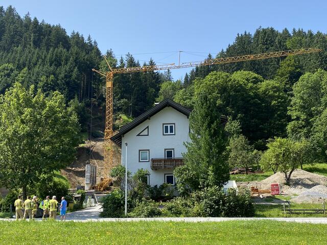 Hinter einem Haus bei Wörgl-Bruckhäusl kam es zu einem Hangrutsch.