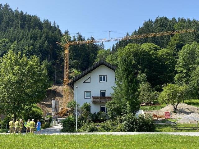 Hinter einem Haus bei Wörgl-Bruckhäusl kam es zu einem Hangrutsch.  | Foto: ZOOM.Tirol