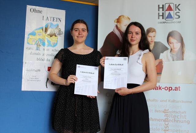 Maria Paur und Sophie Binder haben sich während ihrer Schulzeit in der HAK zusätzlich das Latein-Zertifikat erarbeitet!