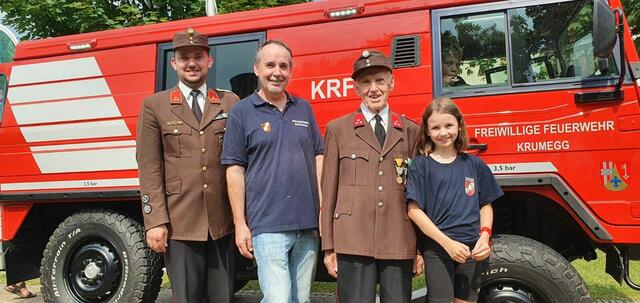 Vier Generationen bei der Feuerwehr Krumegg: Christoph, Manfred, Franz und Elina Rosenberger (v.l.) sind sehr aktive Feuerwehrmitglieder.