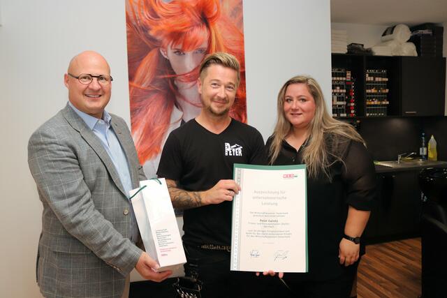 Peter Sükar und Barbara Hojas gratulierten Peter Ganotz zum Firmenjubiläum.