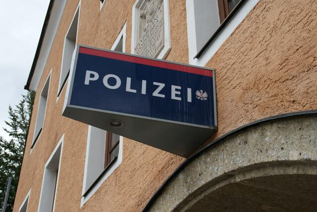 Eine 21-jährige Piesendorferin verursachte aus bisher noch ungeklärter Ursache einen Auffahrunfall auf der B-168.