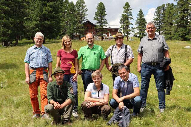 Hinten v.li.: Daniel Sterner (DAV Sektion Frankfurt), Ulrike Totschnig (KLAR Koordinatorin), Peter Frank (LK Landeck), Armin Kofler (Birgagrar), Bgm. Pepi Raich; vorne v.li. Markus Braunhofer (Hirte), Michaela Gasser-Mark (Kaunertal Tourismus) und Gerald Jochum (regioL)