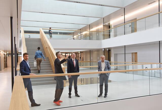 Das in Arbeitsgemeinschaft der FCP und der NMPB entwickelte Gebäude wurde am 20. Juli mit Dipl.-Ing. Joachim Lanschützer (FCP), Arch. Dipl.-Ing. Sascha Bradic (NMPB), Bürgermeister Mag. Matthias Stadler und Dipl.-Ing. Gernot Kohl, MSc (Geschäftsführer Fachhochschule St. Pölten) besichtigt.
