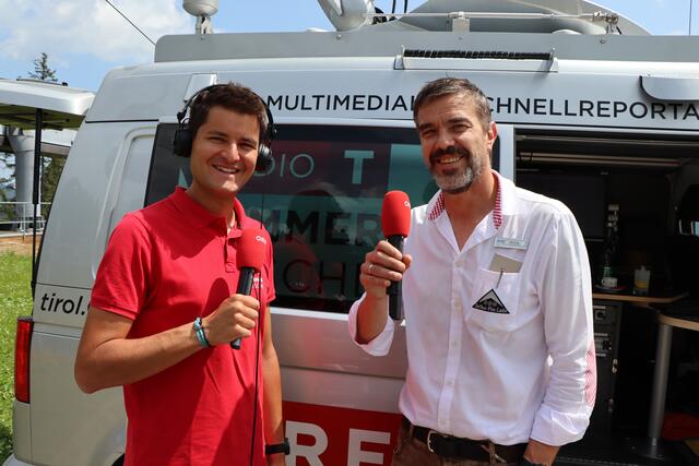 Vierte Station der ORF Radio Tirol Sommerfrische im Bezirk Landeck in Serfaus: Moderator David Steiner (li.) mit Peter Mangott von der Seealm Hög. | Foto: Othmar Kolp