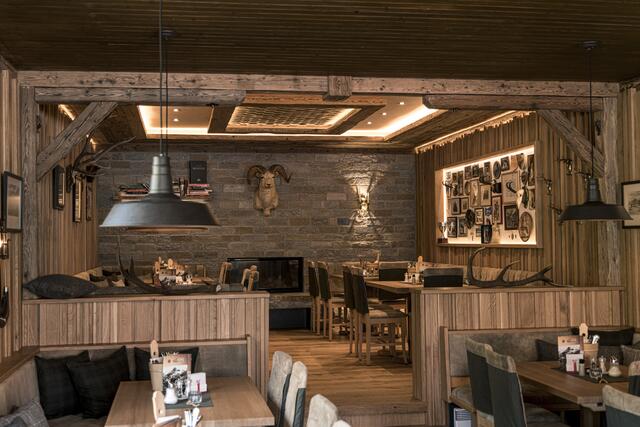 Naturbelassenes Holz harmoniert mit vollnarbigem Hirschleder im Bar- und Restaurantbereich sowie mit olivfarbenem, feinstem Rehleder. | Foto: Ronny Katsch