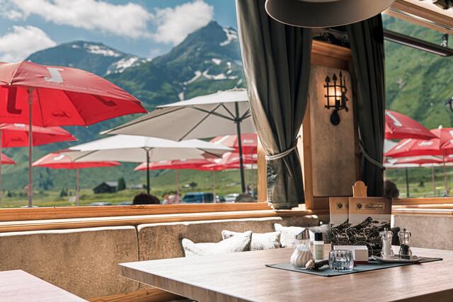 Es gibt nichts Schöneres, als ein gutes Alpen Restaurant mit einem tollen Ausblick.
