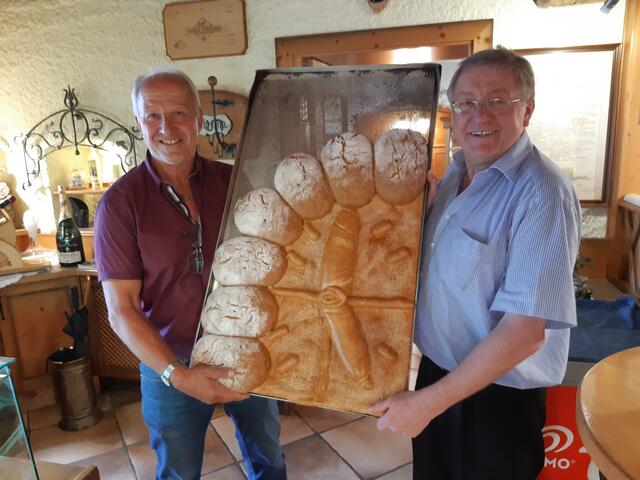 Bäckermeister Michael Singraber mit Josef Hinterwallner. | Foto: R. Binder