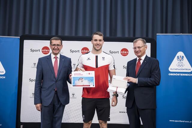 Wirtschafts- und Sport-Landesrat Markus Achleitner, Olympia-Debütant und Schwimmer Bernhard Reitshammer und Landeshauptmann Thomas Stelzer.