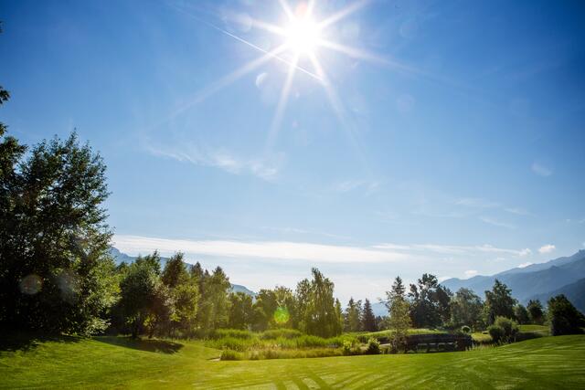 Bei perfektem Golfwetter machten sich die 30 Sportler auf und starteten in das Turnier. | Foto: RT 28