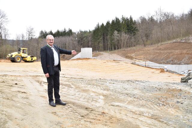 Bgm. Wilhelm Müller präsentiert eines der neuen Rückhaltebecken, die den Hochwasserschutz ab 2022 deutlich erhöhen sollen.