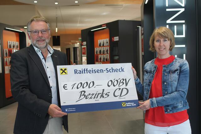 Blasmusik-Bezirksobmann Erhard Meindl und Unternehmerin Eveline Grabmann.