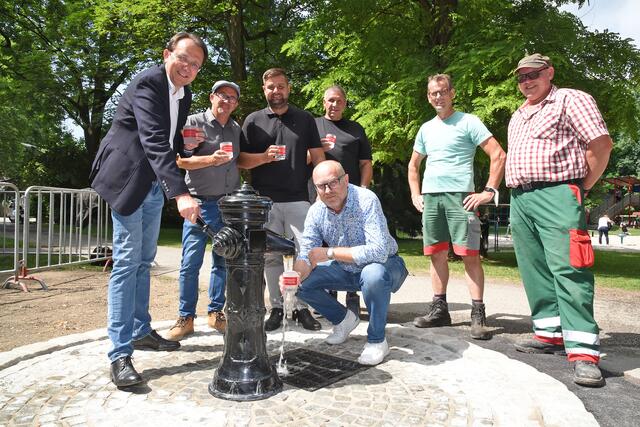 Bürgermeister Mag. Matthias Stadler, Leiter der Stadtgärtnerei Robert Wotapek, Leiter der städtischen Trinkwasserversorgung Ing. Mirza Sacic, Baudirektor DI Wolfgang Lengauer, Klaus Müller, Harald Gruber und Robert Gerzabek von der Stadtgärtnerei präsentieren den neuen Trinkwasserbrunnen im Hammerpark.  | Foto: Josef Vorlaufer