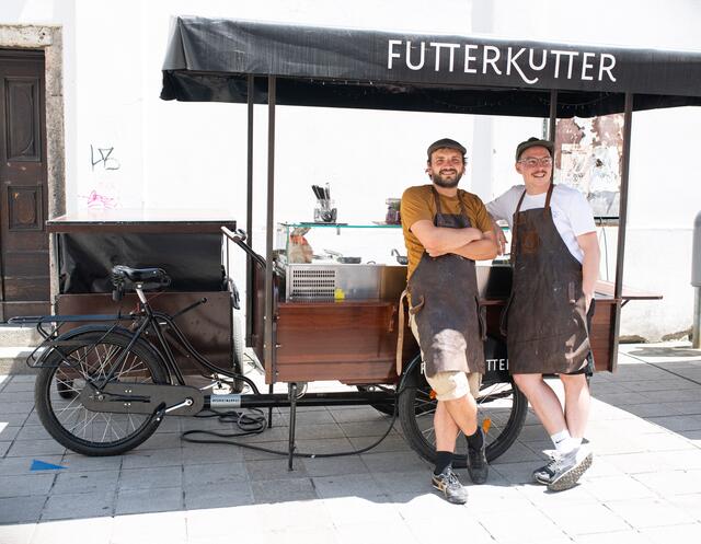Die „Kutter-Kapitäne“ Martin Schümberg und Georg Waldmüller freuen sich über Punkte und Falstaff-Blumen.