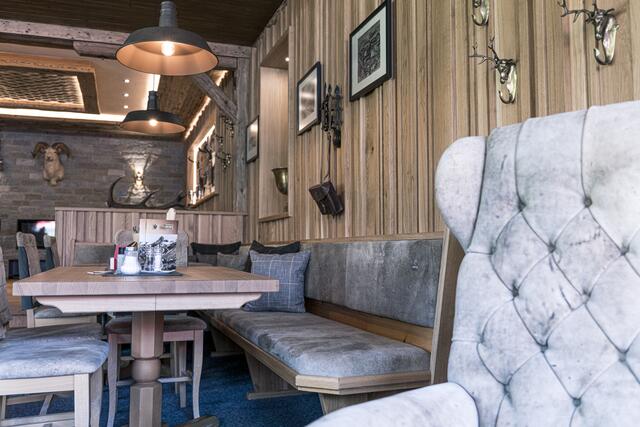Das gemütliche Alpen Restaurant wird aus Materialien wie Holz und feinstes Hirschleder bestimmt.