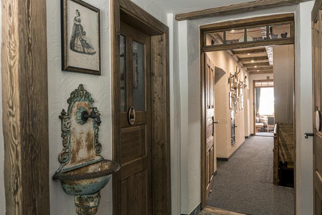 Auch das stylische Örtchen für „Dirndl“ und „Bua“ wurde komplett saniert und mit viel Geschick und guten Deko-Ideen neu inszeniert. | Foto: Ronny Katsch