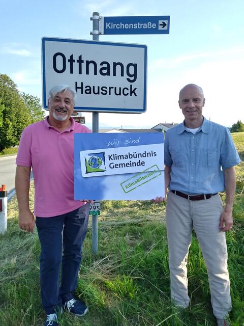 Ottnangs Bürgermeister Friedrich Neuhofer und Michael Hörmandinger, Sprecher des örtlichen Klimabündnis-Teams. Zum ersten Mal hat eine Gemeinde im Bezirk Vöcklabruck eine Klimabilanz erstellt.