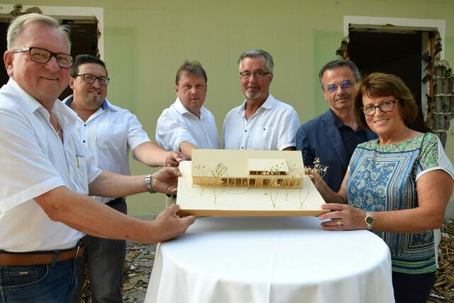 Mit dem Modell des neuen Vereinshauses (v.l.n.r.): Bgm. Karl Wratschko, seine Stellvertreter Christian Meixner und Fritz Partl, Vorstandsmitglied Harald Insupp, Architekt Hans Gangoly und GK Monika Karbasch.