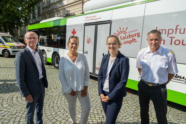 Corona Impfbus beim Start vor dem Schloss Mirabell: Landeshauptmann- Stellvertreter Christian Stöckl, Hella Spaun (Ärztekammer), Victoria Achatz (Impfdisponentin Land Salzburg) und Landesrettungskommandant Anton Holzer.