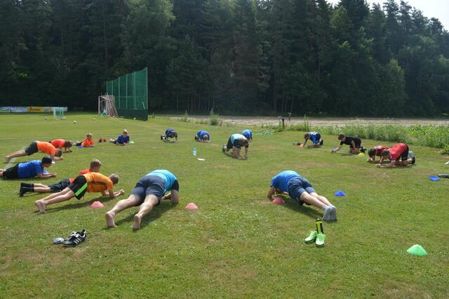 Sporteinheiten vom Fußball- und Tormann-Training bis zum Körperbewusstseins-Training wurden unter anderem angeboten.