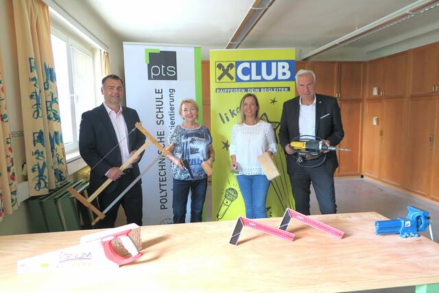 Dem Poly steht die Raika Korneuburg mit den Direktoren Christoph Hackel und Andreas Korda schon lange zur Seite, sehr zur Freude von Vizebürgermeisterin Helene Fuchs-Moser und Schulleiterin Sabine Kronberger-Reisinger. | Foto: Raika Korneuburg/Polakovics