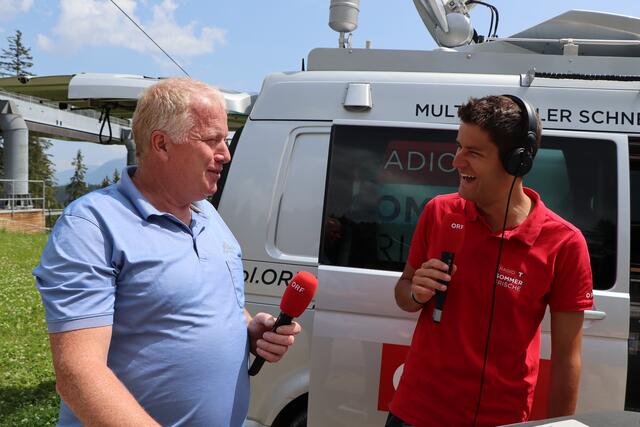 Betriebsleiter und Imker Alfred Stadlwieser (li.) informierte über das neue Bienenhaus im Erlebnispark Hög. | Foto: Othmar Kolp