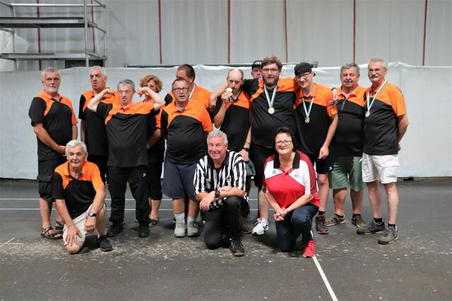 Die beiden ESV Alte Maut-Teams holten sich den ersten und sechsten Platz, Peter Ehgartner, Josef Zach und Ludmilla Remler (alle vorne gratulierten.  | Foto: Edith Ertl