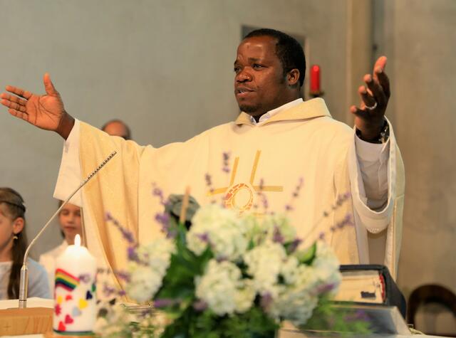 Leonard Chinedu Ozougwu ist seit 2014 Pfarrer in Schwertberg. Er übernimmt nun auch die Leitung der Pfarren Windhaag und Rechberg. | Foto: Hanspeter Lechner