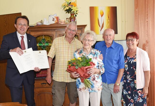Bürgermeister Mag. Matthias Stadler besuchte vergangenen Dienstag die “Geburtstagskinder“ Berta und Ernst Ortmair in St. Georgen.