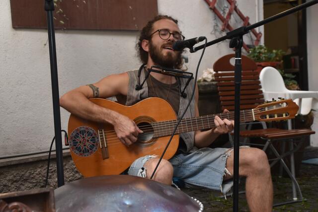 Ob mit der Gitarre, der Mundharmonika oder dem Handpan: Der Multiinstrumentalist Stephan Mader spielt seine Instrumente mit sehr viel Feingefühl.