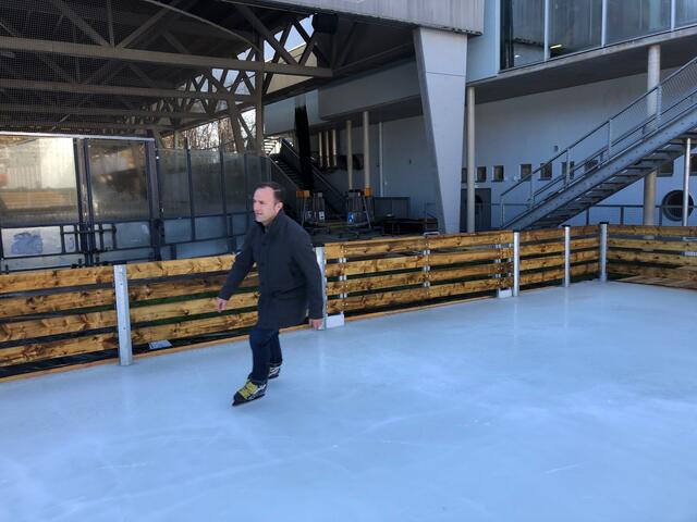 Bernhard Auinger schnallt selbst gerne die Eislaufschuhe an und dreht in der Eisarena seine Runden.