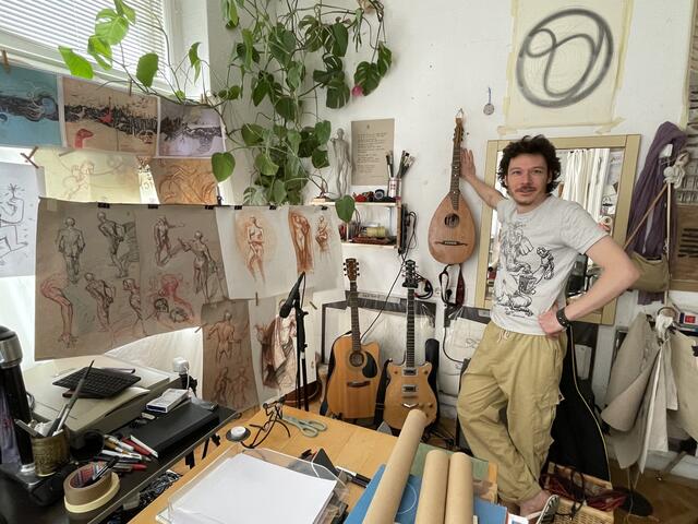 Auch Illustrator Osysseus Stamoglou muss nach sieben Jahren sein Atelier räumen.