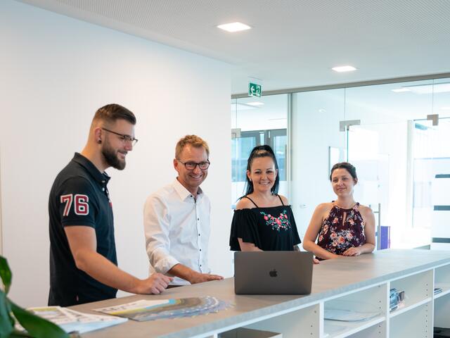 Das Team um Geschäftsleiter Gerhard Hillebrand (2.v.l.)