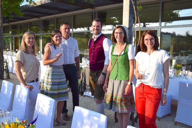 Luden zu "Tafeln mit Blick auf die Burg" ein: Sonja Eder, Stephanie und Bernhard Holzer, Thomas Hopfeld, Maria Wegscheider und Elisabeth Ipp.