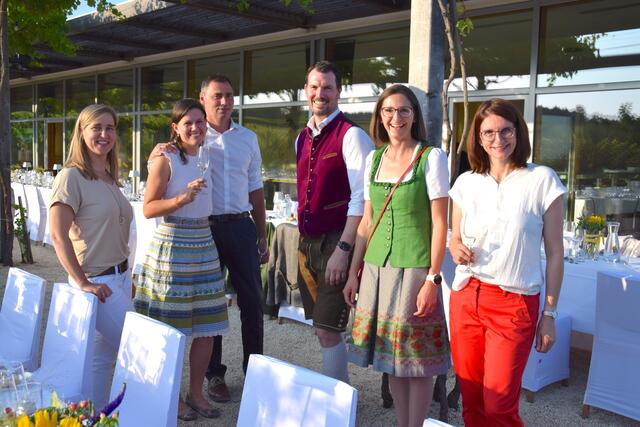 Luden zu "Tafeln mit Blick auf die Burg" ein: Sonja Eder, Stephanie und Bernhard Holzer, Thomas Hopfeld, Maria Wegscheider und Elisabeth Ipp. | Foto: Sandra Schütz