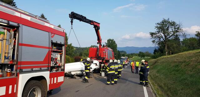 Beim Unfall an der B69 ist die verunfallte Person von den Rettungskräften aus dem verbeulten PKW geborgen worden.